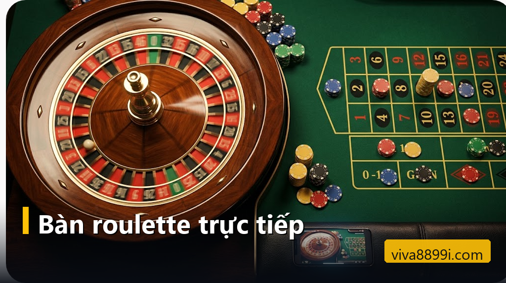 Bánh xe roulette đang quay cạnh bàn đặt chip và điện thoại phát trực tiếp